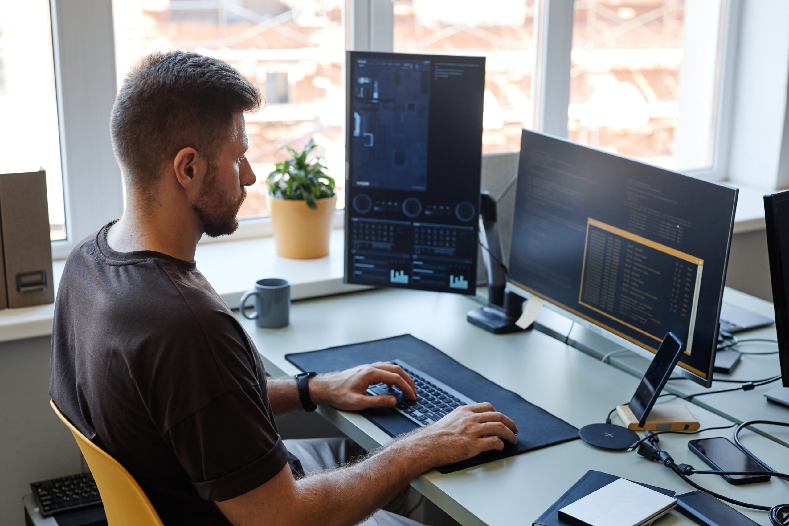 Softwareentwickler am Arbeitsplatz